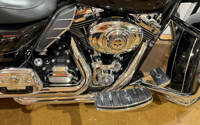 2011 Harley-Davidson® Electra Glide® Ultra Limited FLHTK Vivid Black