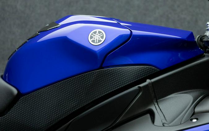 2011 YAMAHA YZFR1
