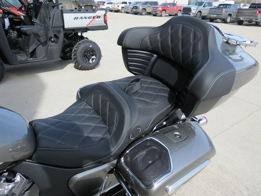 2024 Indian Motorcycle® Pursuit® Limited® with PowerBand Audio Package Titanium/Black Metallic