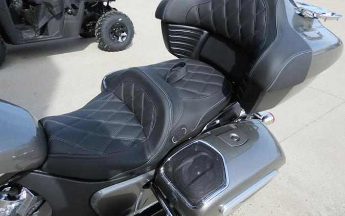 2024 Indian Motorcycle® Pursuit® Limited® with PowerBand Audio Package Titanium/Black Metallic