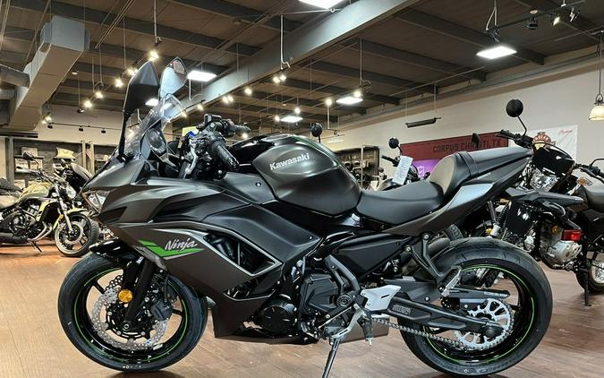 2024 Kawasaki Ninja® 650 Metallic Matte Graphenesteel Gray/Ebony