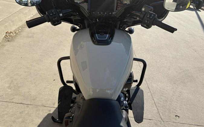 2026 Indian Chieftain Powerplus Dark Horse 112 W/Powerband Chalk With Black Metallic