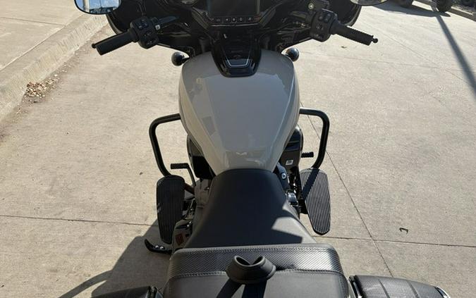 2026 Indian Chieftain Powerplus Dark Horse 112 W/Powerband Chalk With Black Metallic