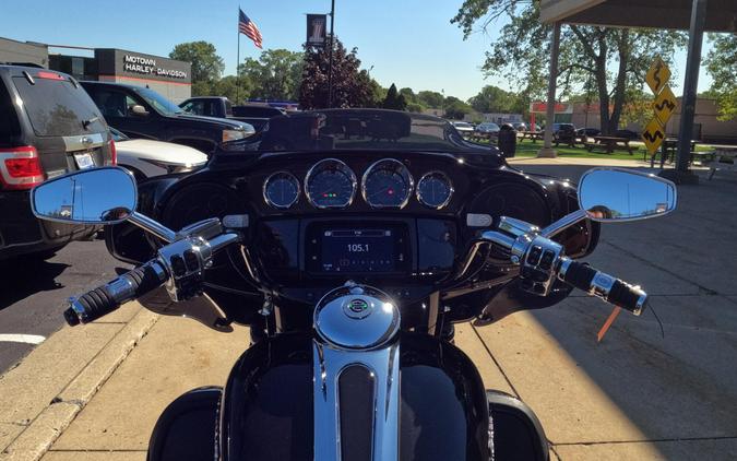 2020 Harley-Davidson CVO Tri Glide Black Stardust w/ Magnetic Gray & Wicked Red