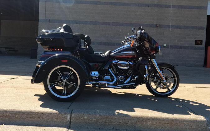 2020 Harley-Davidson CVO Tri Glide Black Stardust w/ Magnetic Gray & Wicked Red