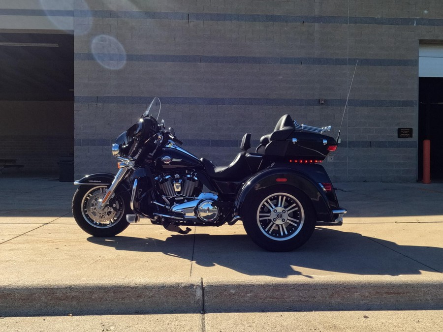 2022 Harley-Davidson Tri Glide Ultra FLHTCUTG