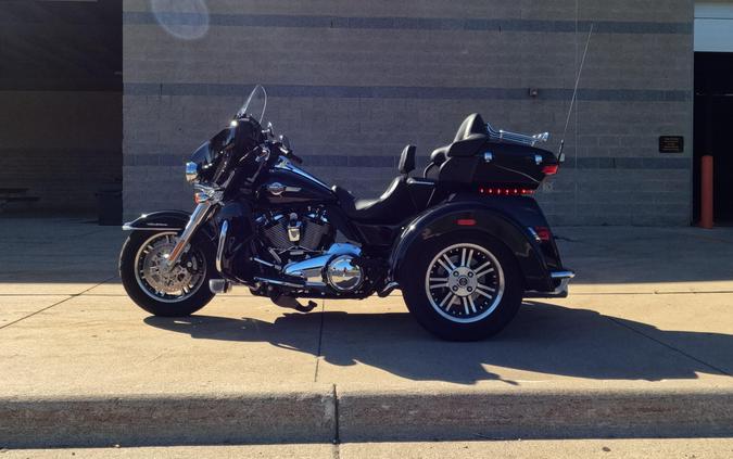 2022 Harley-Davidson Tri Glide Ultra Vivid Black
