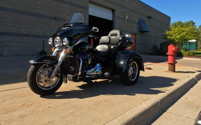 2022 Harley-Davidson Tri Glide Ultra Vivid Black