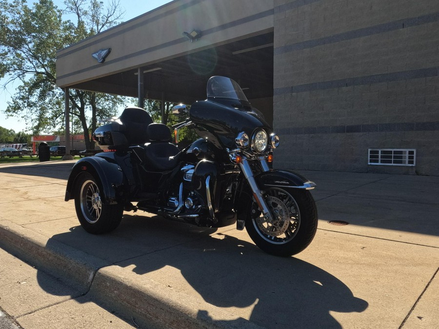 2022 Harley-Davidson Tri Glide Ultra FLHTCUTG