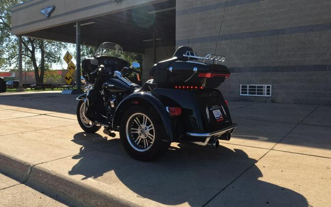 2022 Harley-Davidson Tri Glide Ultra Vivid Black