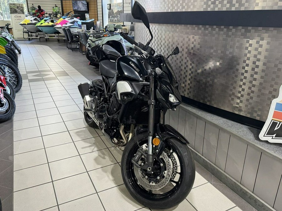 2025 Kawasaki Z900 ABS Metallic Spark Black/Metallic Carbon Gray