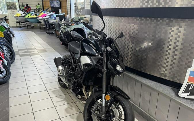 2025 Kawasaki Z900 ABS Metallic Spark Black/Metallic Carbon Gray