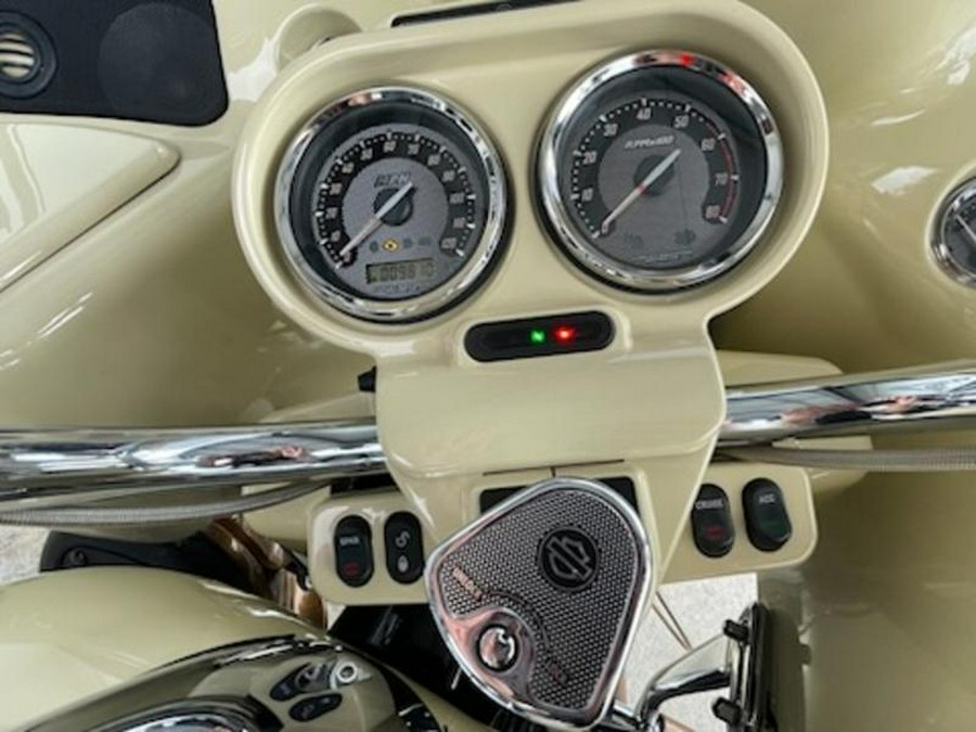 2011 Harley-Davidson® FLTRUSE - CVO™ Road Glide® Ultra