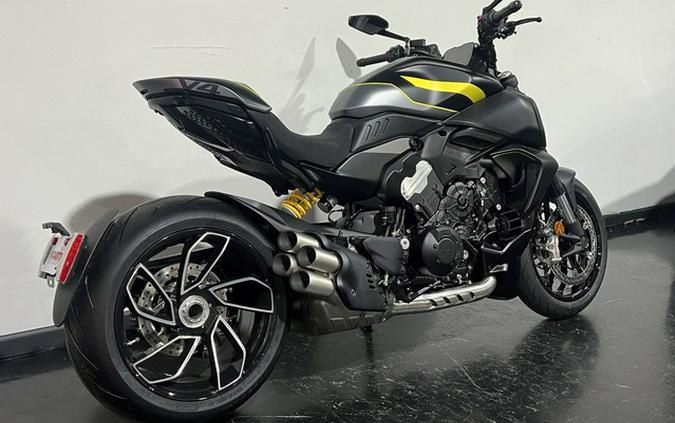2026 Ducati Diavel V4 Black Roadster