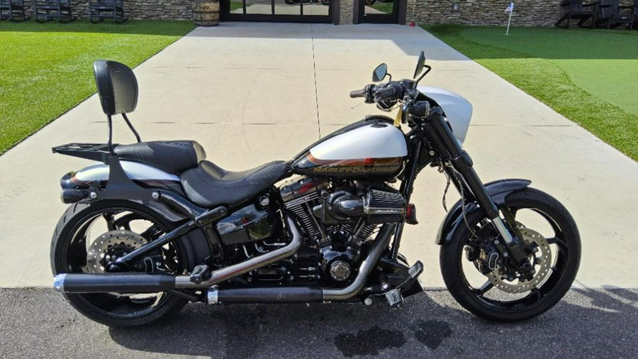 2017 Harley-Davidson CVO™ Pro Street Breakout®