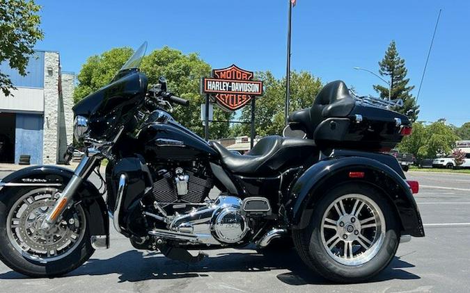 2019 Harley-Davidson® Tri Glide® Ultra Vivid Black