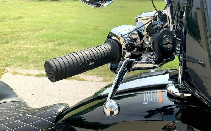 2021 Indian Motorcycle® Roadmaster® Thunder Black Pearl