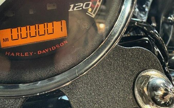 2025 HD Flhp / Police Road King Vivid Black