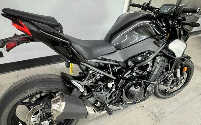 2025 Kawasaki Z900 ABS Metallic Spark Black/Metallic Carbon Gray