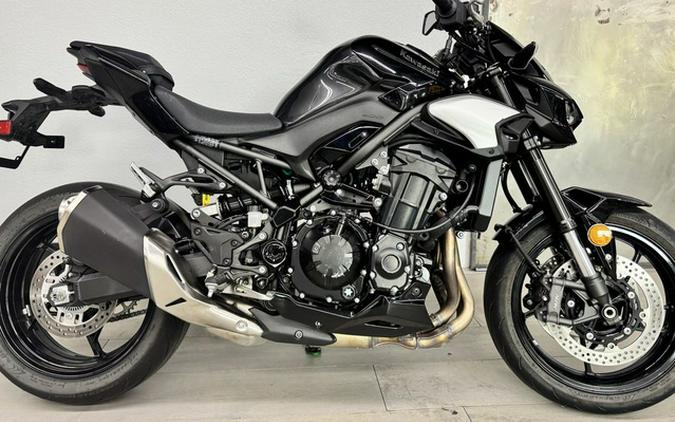 2025 Kawasaki Z900 ABS Metallic Spark Black/Metallic Carbon Gray