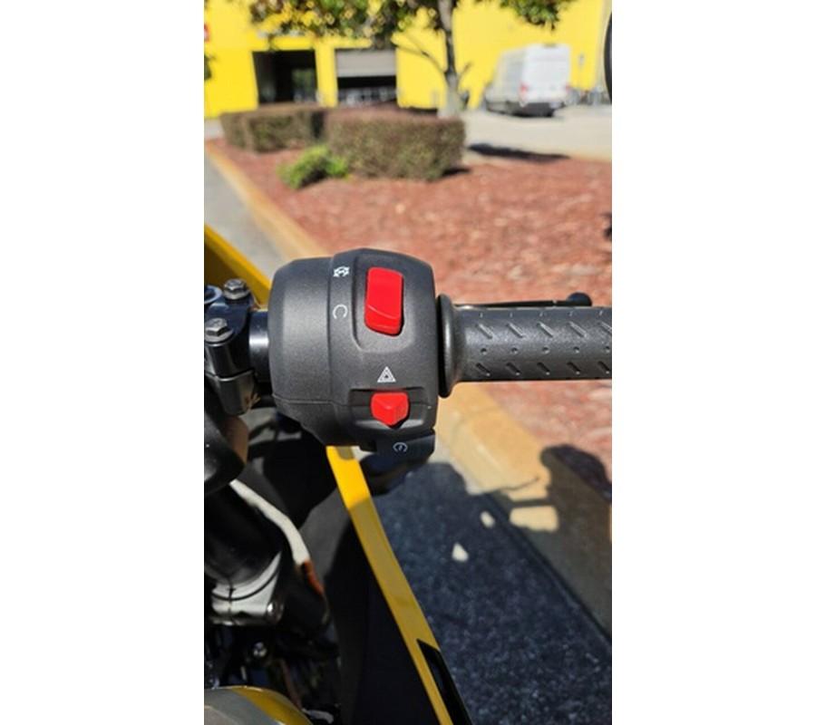 2026 Triumph Thruxton 400 Metallic Racing Yellow / Aluminium Silver 400