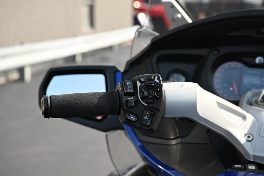 2012 Can-Am® Spyder® RT Audio & Convenience SM5