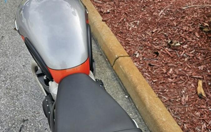 2025 Triumph Bonneville T100 Aluminum / Baja Orange