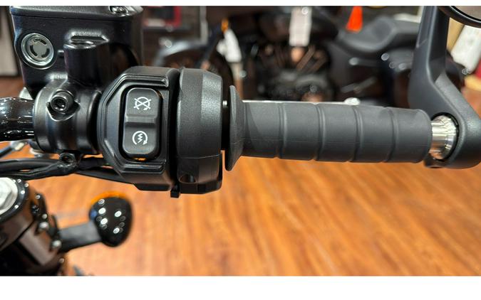 2025 Indian Motorcycle SCOUT BOBBER, BLACK METALLIC, 49ST Base