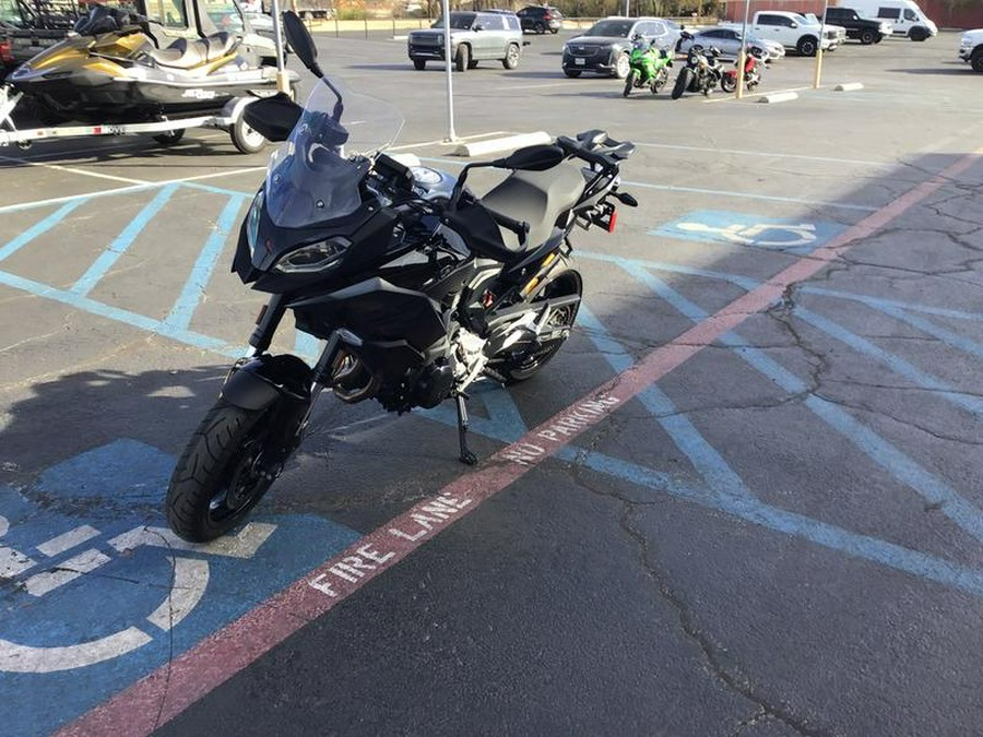 2022 BMW F 900 XR Triple Black