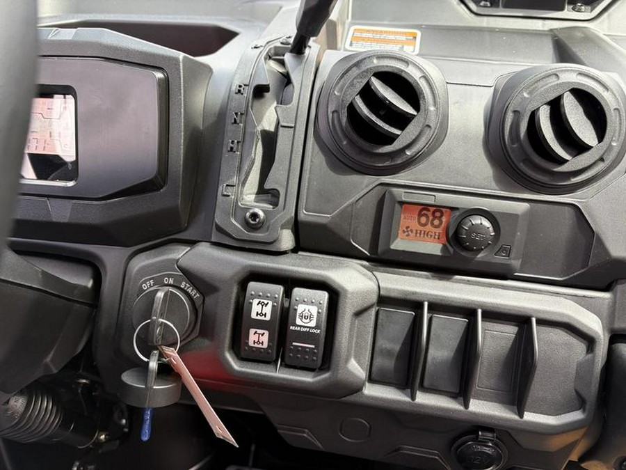 2026 Can-Am® Defender MAX DPS CAB HD10