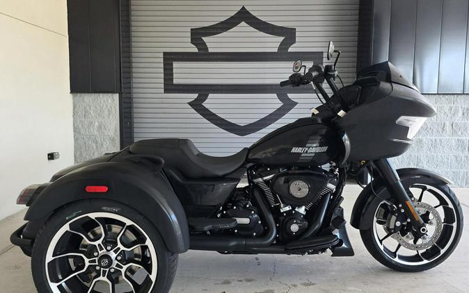 2026 Harley-Davidson® Road Glide 3 Vivid Black