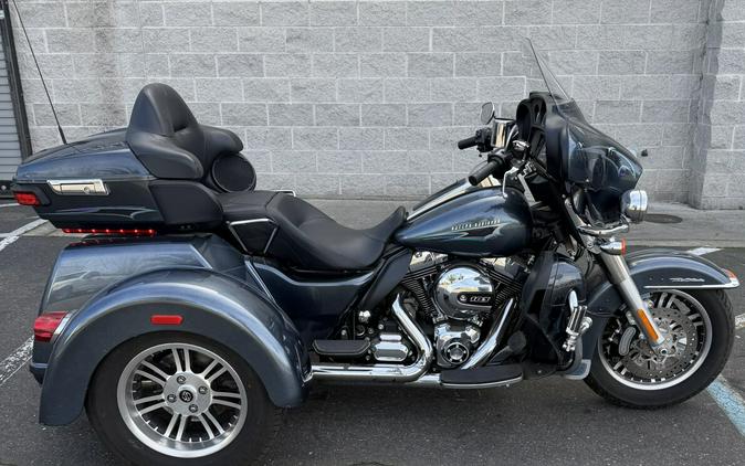 Harley-Davidson® Tri Glide® Ultra 2015 FLHTCUTG 850711B BLACK MAGIC