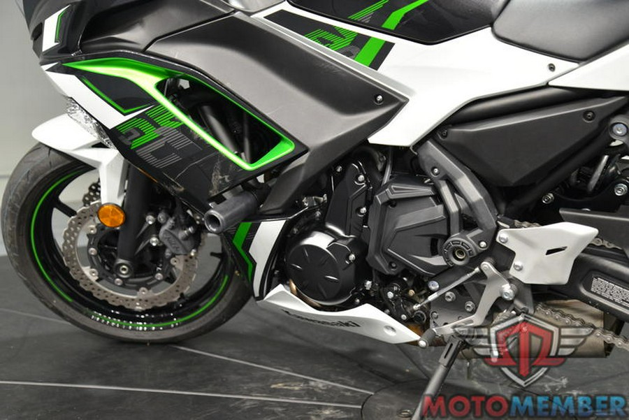 2022 Kawasaki Ninja® 650 Pearl Robotic White/Metallic Carbon Gray