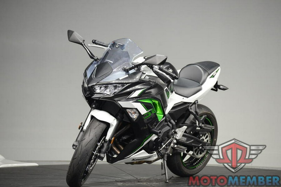 2022 Kawasaki Ninja® 650 Pearl Robotic White/Metallic Carbon Gray