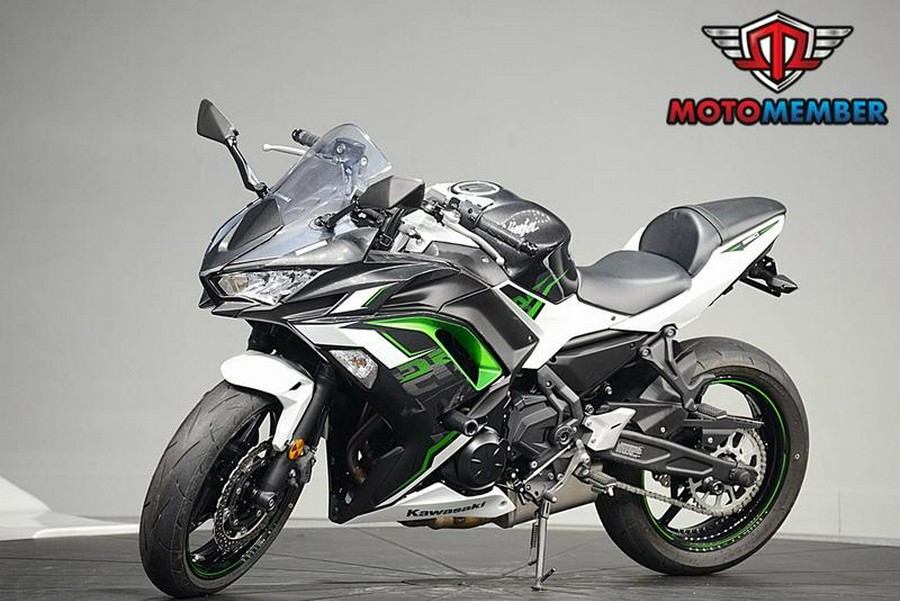 2022 Kawasaki Ninja® 650 Pearl Robotic White/Metallic Carbon Gray