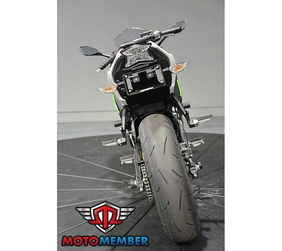 2022 Kawasaki Ninja® 650 Pearl Robotic White/Metallic Carbon Gray