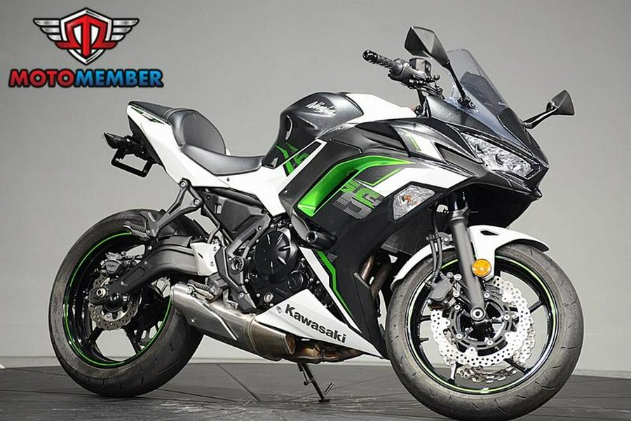 2022 Kawasaki Ninja® 650 Pearl Robotic White/Metallic Carbon Gray