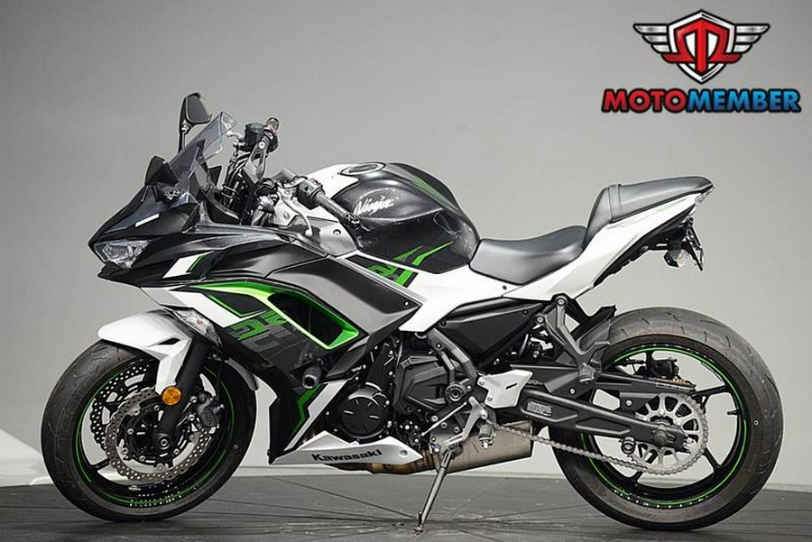 2022 Kawasaki Ninja® 650 Pearl Robotic White/Metallic Carbon Gray