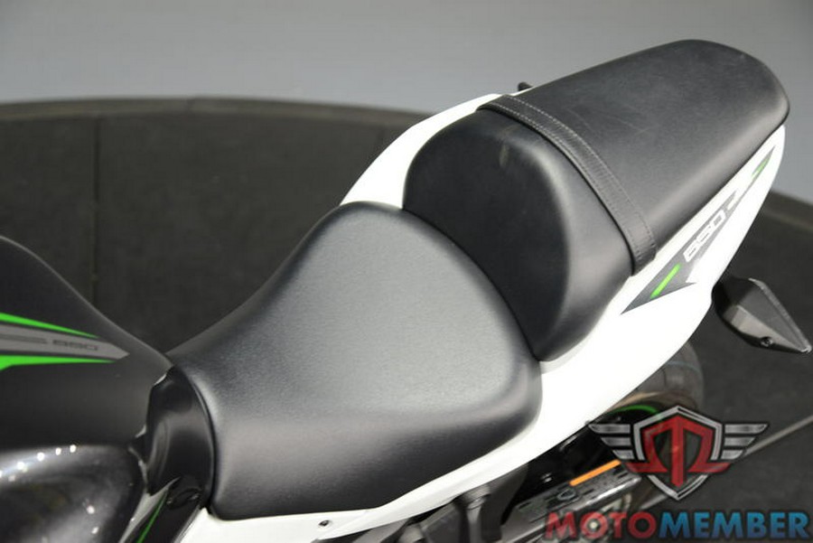 2022 Kawasaki Ninja® 650 Pearl Robotic White/Metallic Carbon Gray