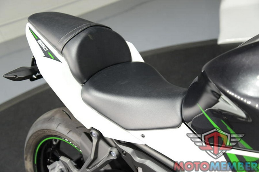 2022 Kawasaki Ninja® 650 Pearl Robotic White/Metallic Carbon Gray