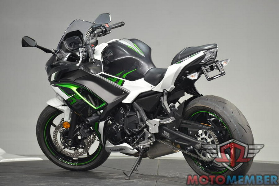 2022 Kawasaki Ninja® 650 Pearl Robotic White/Metallic Carbon Gray