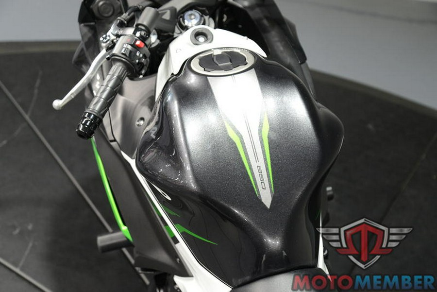2022 Kawasaki Ninja® 650 Pearl Robotic White/Metallic Carbon Gray