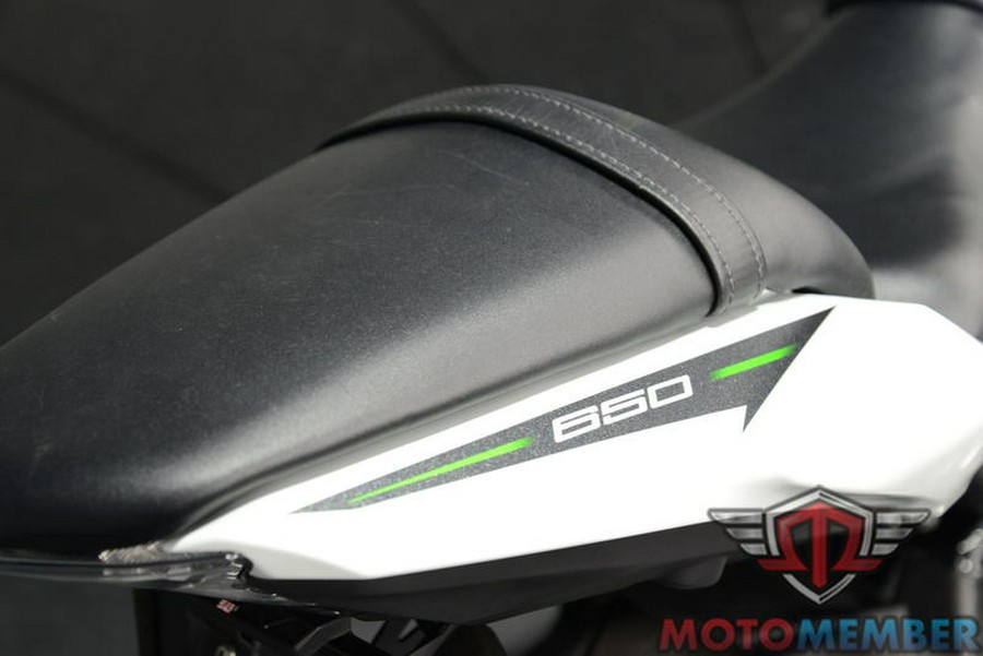 2022 Kawasaki Ninja® 650 Pearl Robotic White/Metallic Carbon Gray