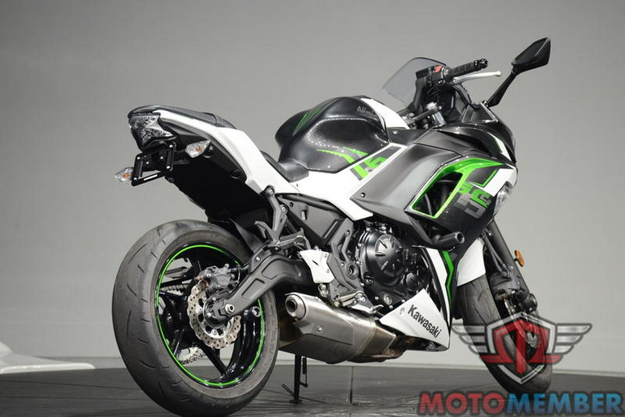 2022 Kawasaki Ninja® 650 Pearl Robotic White/Metallic Carbon Gray