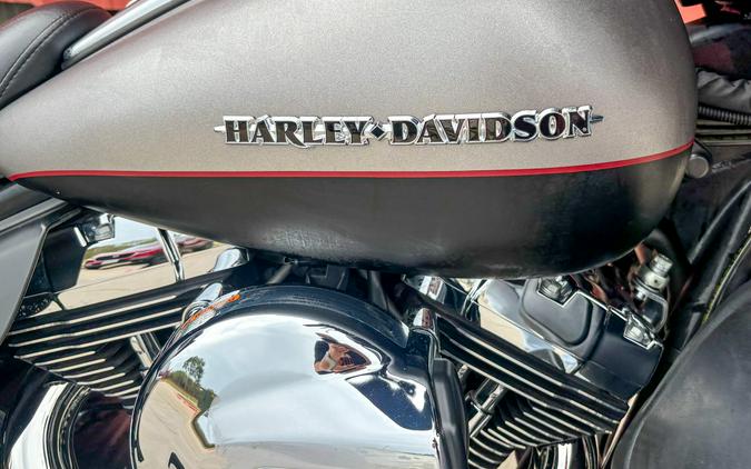 2016 Harley-Davidson® Ultra Limited FLHTK Billet Silver/Vivid Black