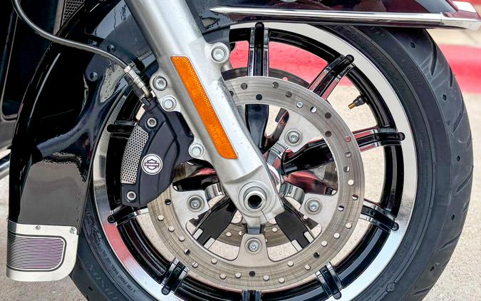 2016 Harley-Davidson® Ultra Limited FLHTK Billet Silver/Vivid Black