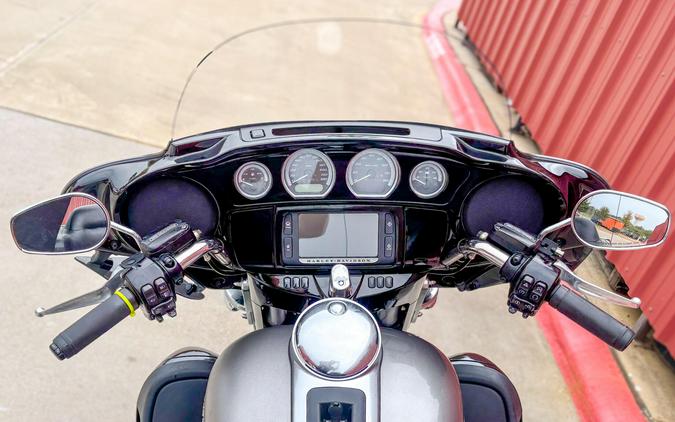 2016 Harley-Davidson® Ultra Limited FLHTK Billet Silver/Vivid Black