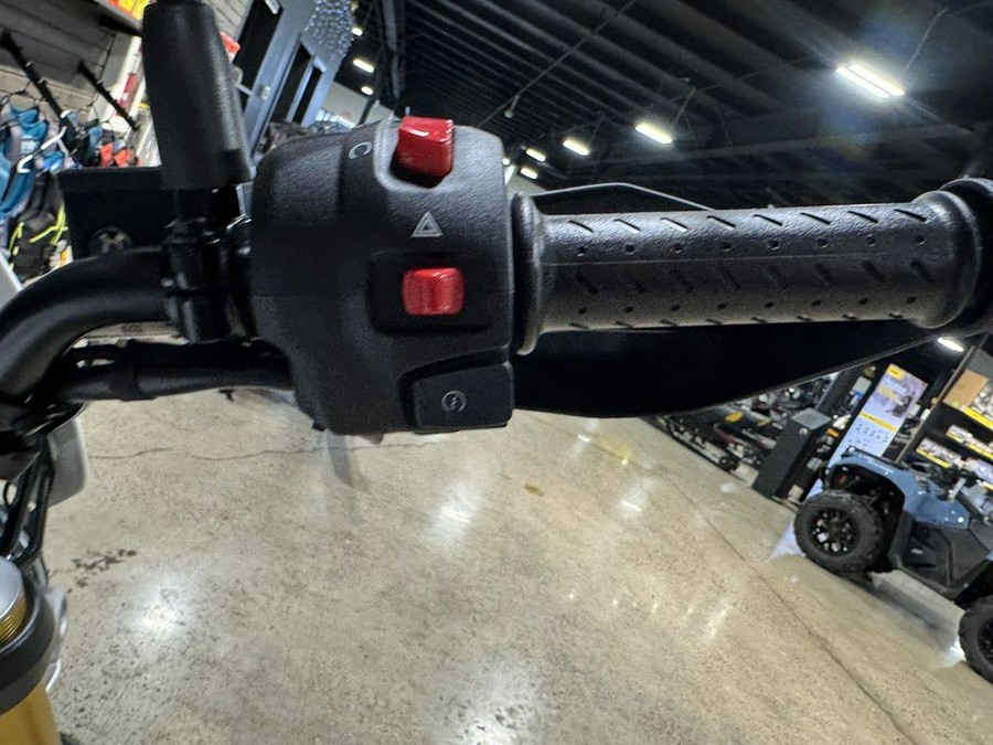 2026 Triumph Scrambler 400 XC Vanilla White