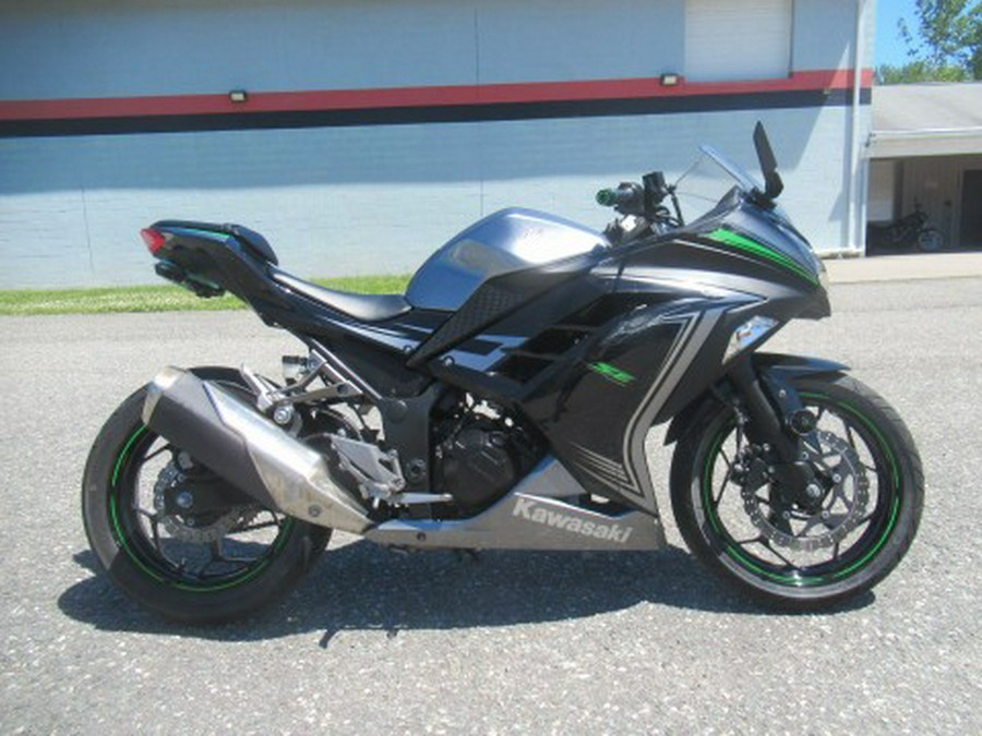 2015 Kawasaki Ninja® 300 SE