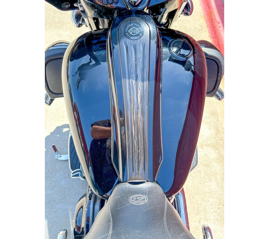 2017 Harley-Davidson® CVO™ Street Glide® FLHXSE Starfire Black/Atomic Red with Contrast Chrome Aggre